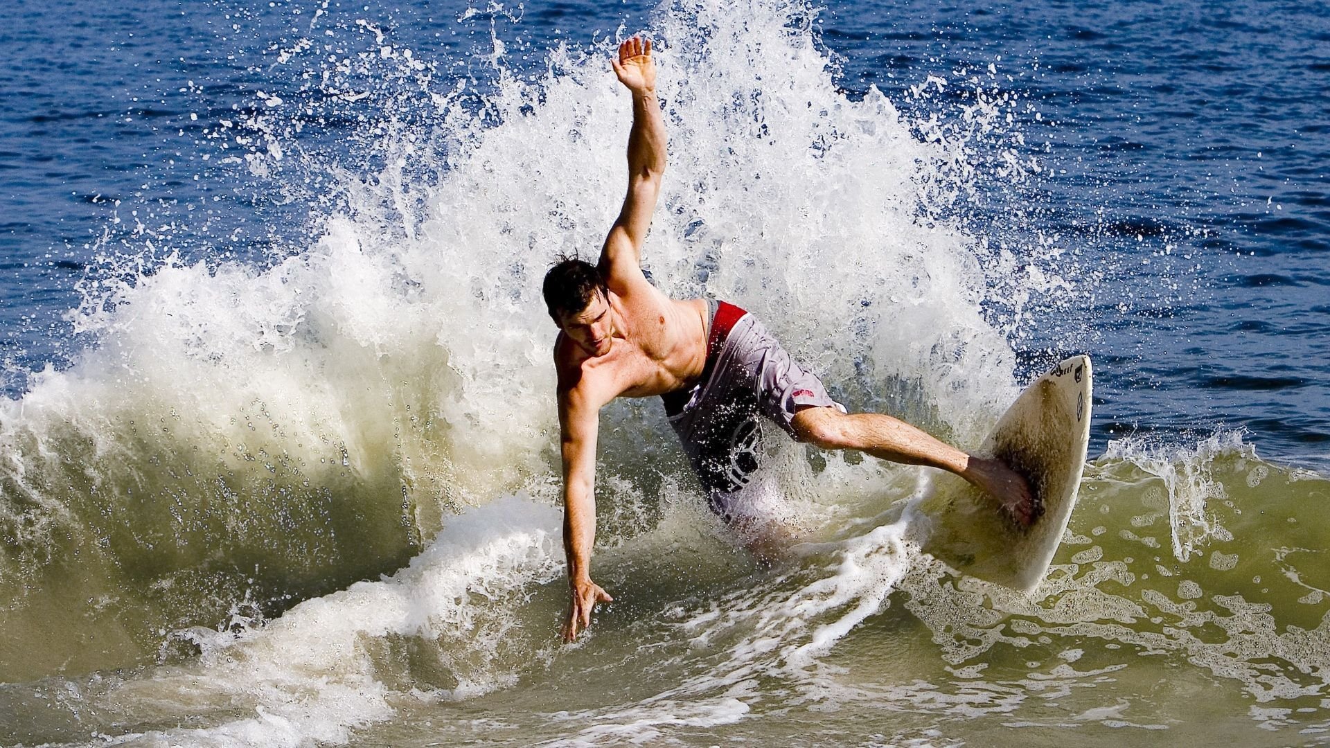 fb体育官网入口-赛事直播现场：线下和线上同步震撼体验，线上线下比赛什么意思